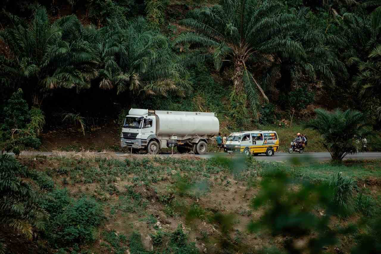 Panduan Internet untuk Land Mobility: Solusi Konektivitas Kendaraan Bergerak di Berbagai Medan