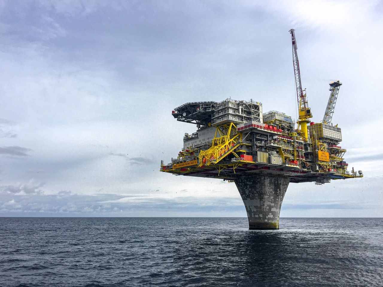 Panduan Internet untuk Sektor Minyak dan Gas: Konektivitas Hulu ke Hilir di Area Ekstrem